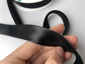 Satin skråbånd - sort, 20 mm